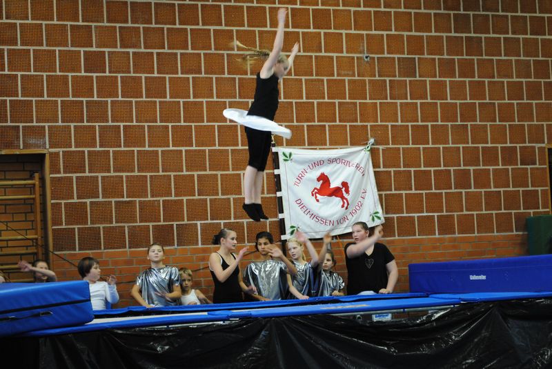 tl_files/TSV-Dielmissen/Bilder/2011/Schauturnen 09.10.2011/Trampolin Allgemein.JPG